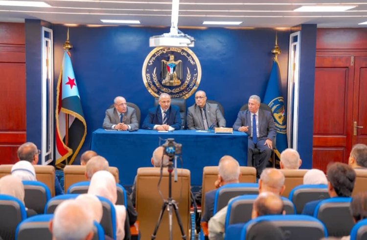 الرئيس الزُبيدي يترأس اجتماعًا موسعًا لقيادات المجلس الانتقالي الجنوبي