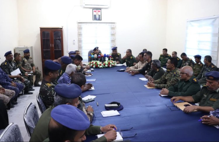 مدير أمن ساحل حضرموت يرأس اجتماعًا أمنيًا سنويًا بقادة المديريات والوحدات ومديري المصالح والإدارات