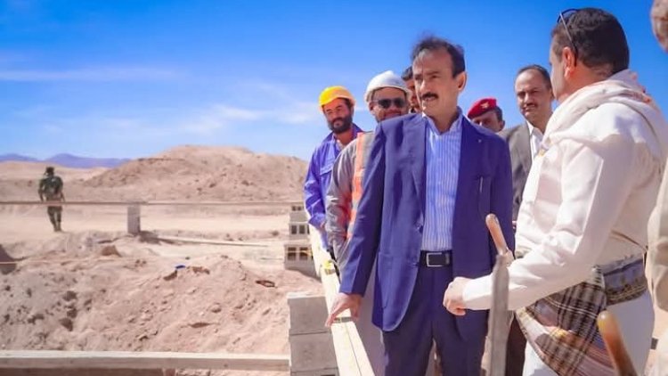 المحافظ بن الوزير يتفقد سير الأعمال في مشروع إنشاء كلية الطب بجامعة شبوة.