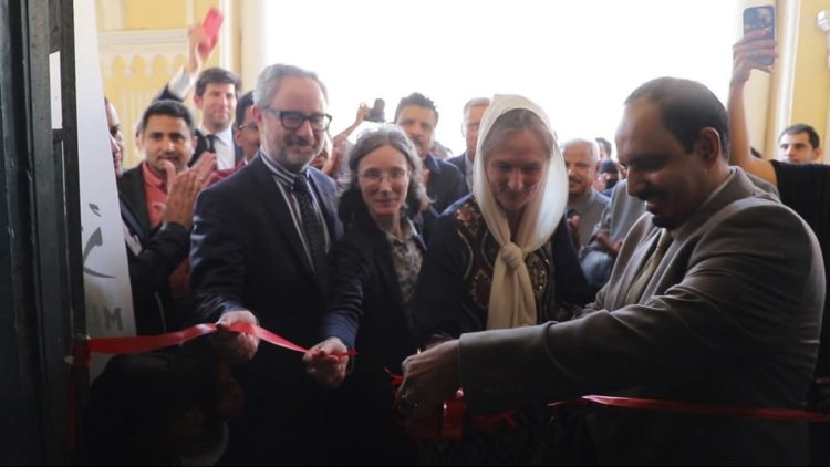 محافظ حضرموت وسفير الاتحاد الأوربي وسفيرتا هولندا وفرنسا يفتتحون بمتحف المكلا معرضا لدبلوماسي هولندي يُوثّق للحياة العامة في حضرموت مطلع القرن العشرين