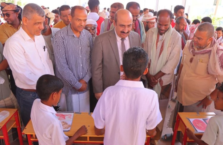 مدير تربية حضرموت الساحل ومدير عام غيل باوزير يفتتحان معرض الوسائل التعليمية بمجمع اللواء الركن عمر بارشيد التعليمي للبنين بمنطقة العيون