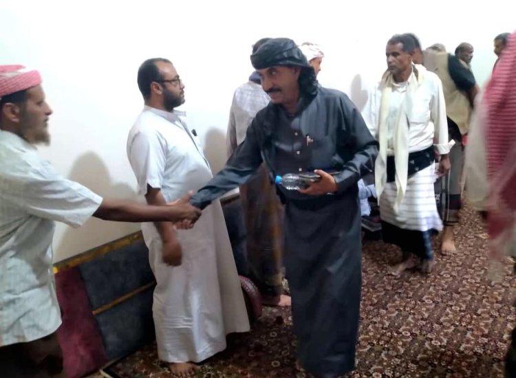 رئيس تنفيذية انتقالي شبوة يؤدي واجب العزاء لأسرتي الفقيدين مبارك بوطهيف والعقيد جمال عبيد