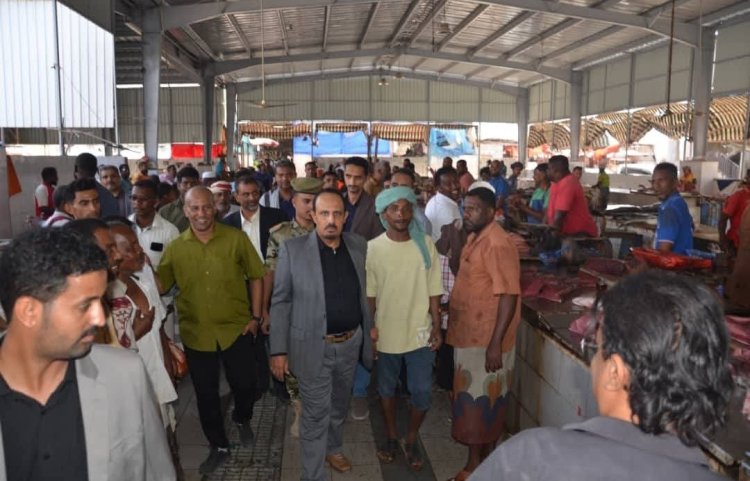 المحافظ إبن ماضي يتفقد أحوال المواطنين وأوضاع الأسواق العامة بمدينة المكلا قُبيل رمضان المبارك