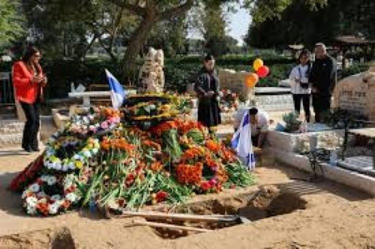 الآلاف يشيعون أفراد عائلة بيباس الذين قتلوا في قطاع غزة