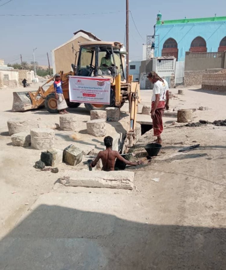 برعاية السلطة المحلية بمديرية غيل باوزير.. وتمويل شركة المكلا للحديد والصلب نفذ مشروع تصفية قناة معيان هابط العمل