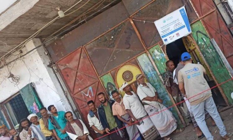 لحج.. استئناف صرف المساعدات النقدية في المسيمير بعد التزام أمني بحماية نقاط الصرف