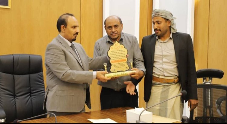المحافظ بن ماضي يتسلّم درع الوفاء من إدارة نادي الاتفاق بالحوطة