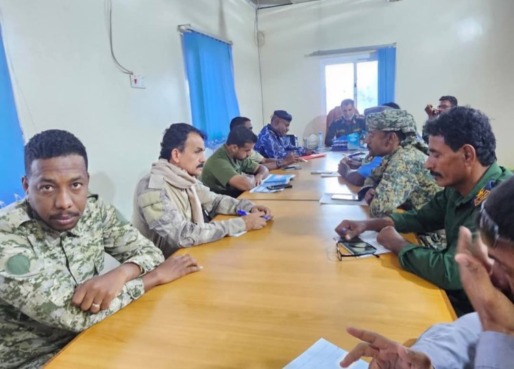 مدير أمن الشحر يناقش الخطة الأمنية خلال شهر رمضان المبارك