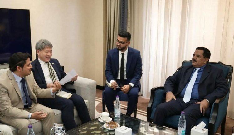 وزير الدفاع يبحث مع سفير كوريا مستجدات الأوضاع في اليمن