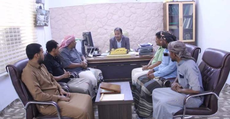 الوكيل العامري يشيد بجهود عمال النظافة بوادي حضرموت.