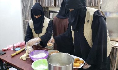 15 متدربة في صناعة المعجنات والمواد الغذائية يساهمن في مشروع مطبخ الأيادي البيضاء الإنساني في عدن