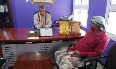 مدير عام مديرية غيل باوزير يتفقد عدد من المرافق الحكومية للإطلاع على الانضباط الوظيفي