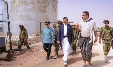 المحافظ بن الوزير يتفقد أوضاع مؤسسة كهرباء عتق ويوجّه بتحسين الخدمة خلال شهر رمضان