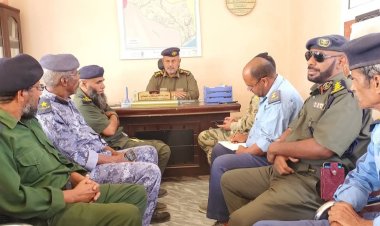 مدير أمن غيل باوزير يناقش مع ورؤساء الأقسام تنفيذ الخطة الأمنية لشهر رمضان