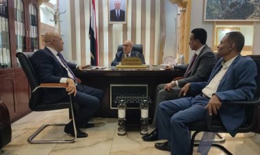 وزير الإدارة المحلية يناقش مع محافظ تعز احتياجات وأوضاع المحافظة