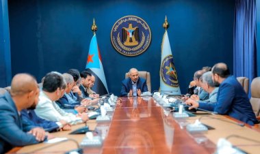 الرئيس الزُبيدي يرأس اجتماعا للوقوف على نتائج عمل فرق التواصل وتعزيز الوعي السياسي بمحافظات الجنوب