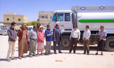 الوكيل الطوسلي يستلم الدفعة الثانية من الآليات والمعدات المقدمة لصندوق النظافة بشبوة