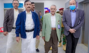 المحافظ بن الوزير يدشّن جهاز غسيل كلى حديث بهيئة مستشفى شبوة، ويطلع على اول عملية غسيل كلوي.