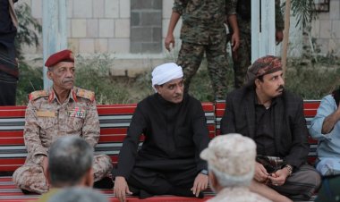 عضو مجلس القيادة الرئاسي البحسني يقيم مأدبة إفطار رمضانية للمسؤولين في حضرموت