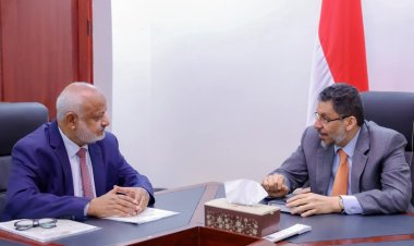 رئيس الوزراء يوجه السلطة المحلية بالحديدة بمضاعفة جهودها وتلمس احتياجات المواطنين