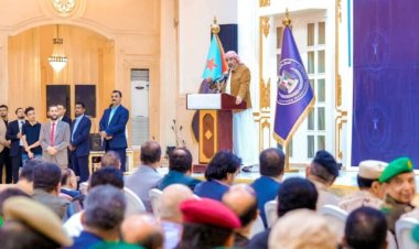 الرئيس الزُبيدي يعقد اجتماعا موسعا بقيادات السلطة المحلية والمجلس الانتقالي والقادة العسكريين والأمنيين والشخصيات الاجتماعية بالعاصمة عدن