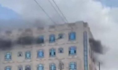 مصرع شخصين وإصابة آخر جراء اندلاع حريق هائل في مجمع تجاري بصنعاء اليمنية