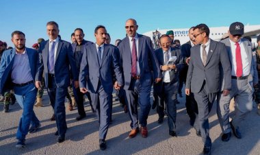 الرئيس الزُبيدي يصل شبوة ويدشّن العمل رسميًا بمطار عتق بعد توقف دام 10 سنوات