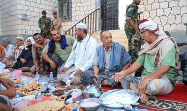 قائد المنطقة العسكرية الثانية يشارك أهالي "ابن سيناء" إفطارهم السنوي بجامع "الفلاح"