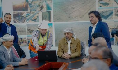 الرئيس الزُبيدي يتفقد سير العمل في مشروع محطة الطاقة الشمسية بمحافظة شبوة