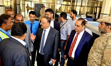 وزير النقل يقوم بزيارة تفقدية لمطار عتق الدولي ويعقد اجتماعاً بقيادته