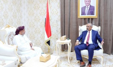 الرئيس الزُبيدي يشيد بجهود السلطان بن عفرار في تعزيز التلاحم المجتمعي في المهرة وسقطرى