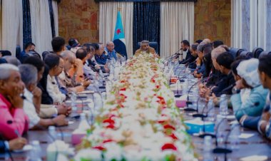 الرئيس الزُبيدي يرأس اجتماعًا لهيئات المجلس الانتقالي بمحافظة حضرموت