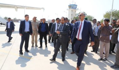 الرئيس الزبيدي يغادر المكلا مختتمًا زيارة تفقدية دامت ثلاثة أيام