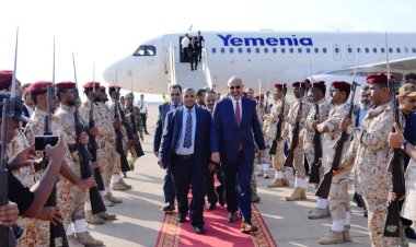 الرئيس الزُبيدي يصل أرخبيل سقطرى لتفقد أوضاع المحافظة