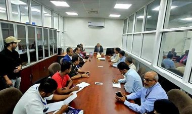 وزير النقل يتفقد سير العمل في مطار الريان الدولي ويعقد اجتماعًا مع قيادته وموظفيه