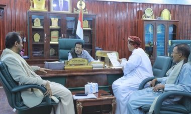 المحافظ “بن ياسر” يلتقي قائد حرس الحدود بالمهرة ويشيد بجهودهم في الحد من التهريب