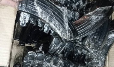 البحث الجنائي بشبوة يضبط 4 متهمين اثناء محاولة تهريب 43 كرتونًا من مخازن الذخيرة بمدينة عتق