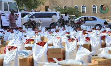 الهلال الأحمر الإماراتي يواصل توزيع السلال الغذائية لأسر شهداء أبين.