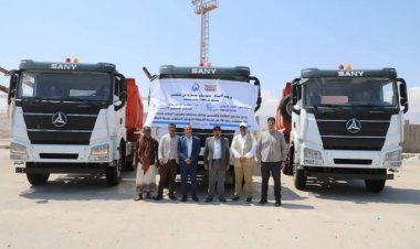 تدشين شاحنات نقل مخلفات متطورة لتعزيز كفاءة المحطات التحويلية للمخلفات بالمكلا.