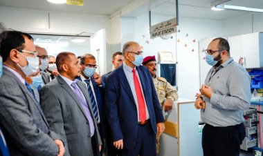 الرئيس الزُبيدي يزور مستشفى الشيخ خليفة بن زايد بسقطرى ويطلع على خدماته الطبية