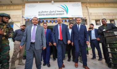 الرئيس الزُبيدي يزور جامعة أرخبيل سقطرى ويشيد بدورها الأكاديمي