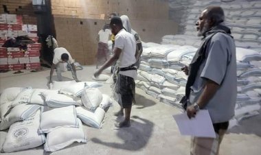 شبوة.. اللجنة الإشرافية تواصل توزيع المعونة الغذائية الإماراتية على المستفيدين