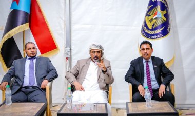 الرئيس الزُبيدي يعقد اجتماعًا بالهيئة التنفيذية لانتقالي محافظة أرخبيل سقطرى