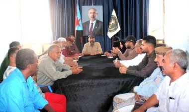 انتقالي المعلا يناقش آلية توزيع السلال الغذائية المقدمة من الرئيس الزٌبيدي