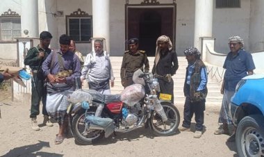 محافظ شبوة يستجيب لمناشدة جندي مرور في عسيلان ويكرّمه بدراجة نارية