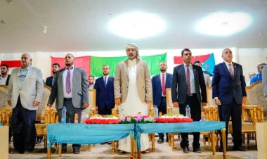 الرئيس الزُبيدي يشهد المهرجان الجماهيري الحاشد الذي أقامته السلطة المحلية في سقطرى احتفاءً بزيارته التاريخية للمحافظة