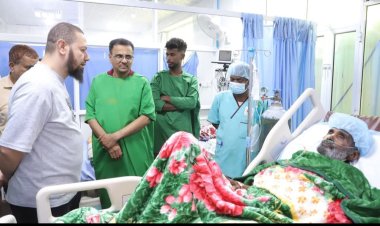 الأمين العام لمحلي حضرموت يطمئن على صحة الشاعر المعروف والنجم الرياضي عبدالله مقادح