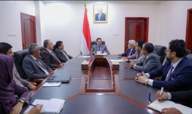 رئيس الوزراء يرأس اجتماعاً مشتركاً لقيادة البنك المركزي ووزارتي المالية والنفط