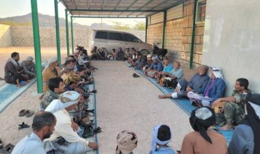 العقيد مهيم البوبكري يؤدي واجب العزاء لأسرة الشهيد العقيد أحمد محسن السليماني