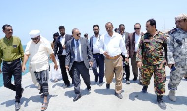 وزير النقل يتفقد سير العمل في ميناء سقطرى القديم (حولاف)